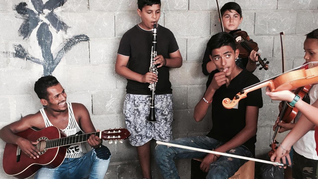 Eine Gruppe von musizierenden Ashkali-Kindern in Prizren - links im Bild der sichtlich stolze Ramadan Mustafa mit seiner Gitarre