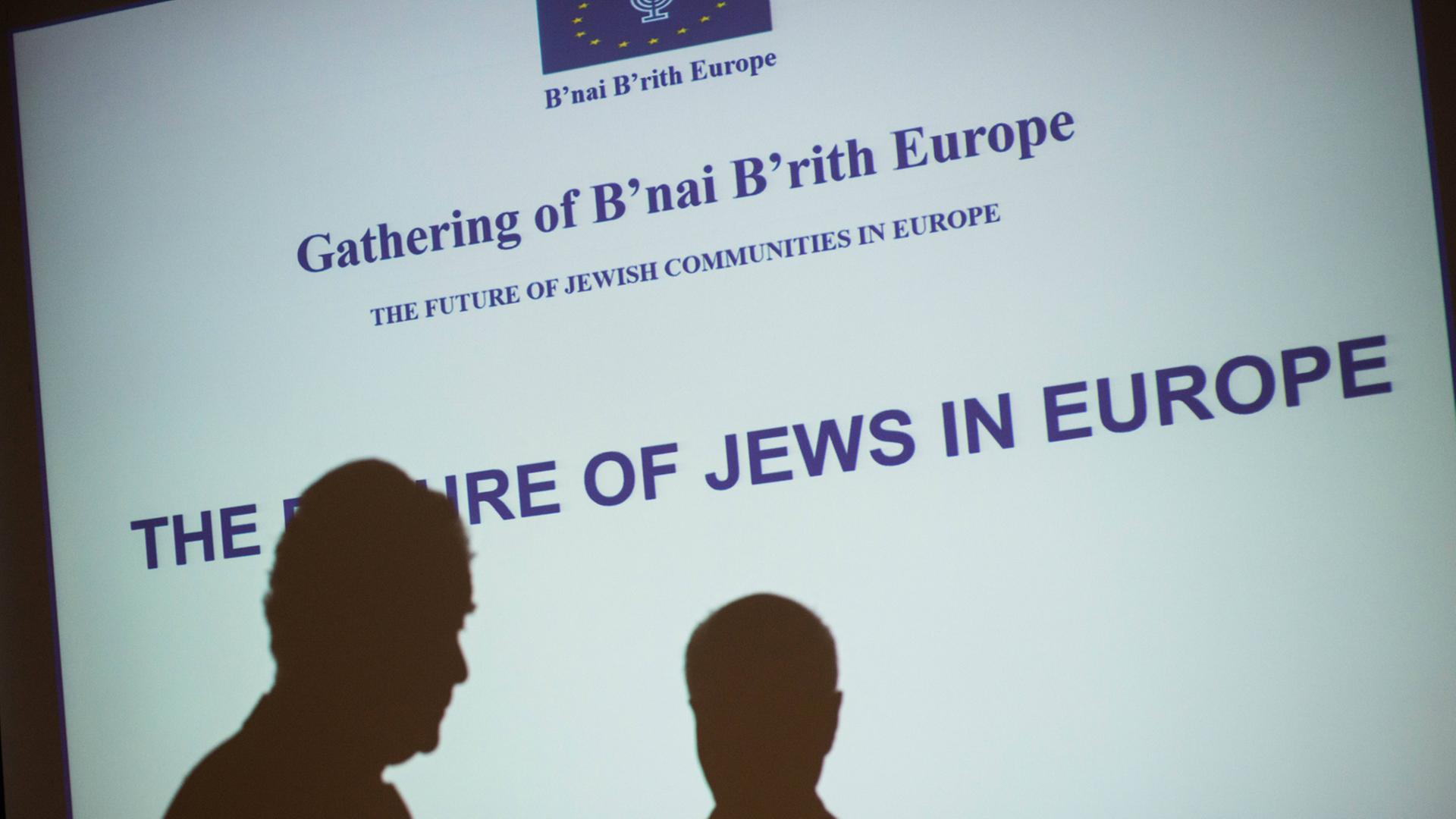 Zwei Schatten sind vor einer Leinwand zu sehen, auf der steht: "Die Zukunft der Juden in Europa" Zwei Schatten sind vor einer Leinwand zu sehen, auf der steht: "Die Zukunft der Juden in Europa"