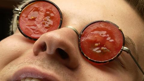 Wörtlich genommen hat dieser junge Mann das geflügelte Wort von den "Tomaten auf den Augen" und hat auf seine Brillegläser zwei Tomatenscheiben gelegt.