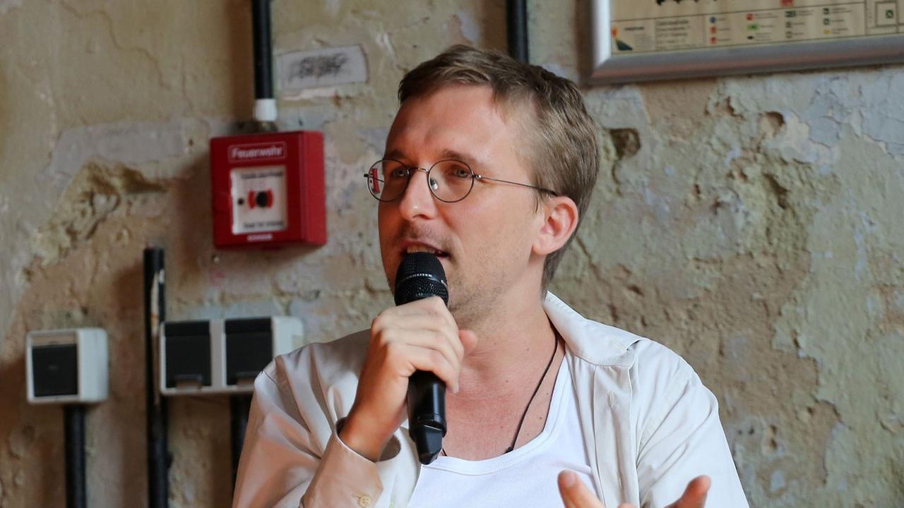 Der Regisseur Boris Nikitin spricht am 06.08.2014 in der Gebläsehalle in Duisburg während der Auftaktpressekonferenz der Ruhrtriennale 2014. Der Regisseur Boris Nikitin spricht am 06.08.2014 in der Gebläsehalle in Duisburg während der Auftaktpressekonferenz der Ruhrtriennale 2014.