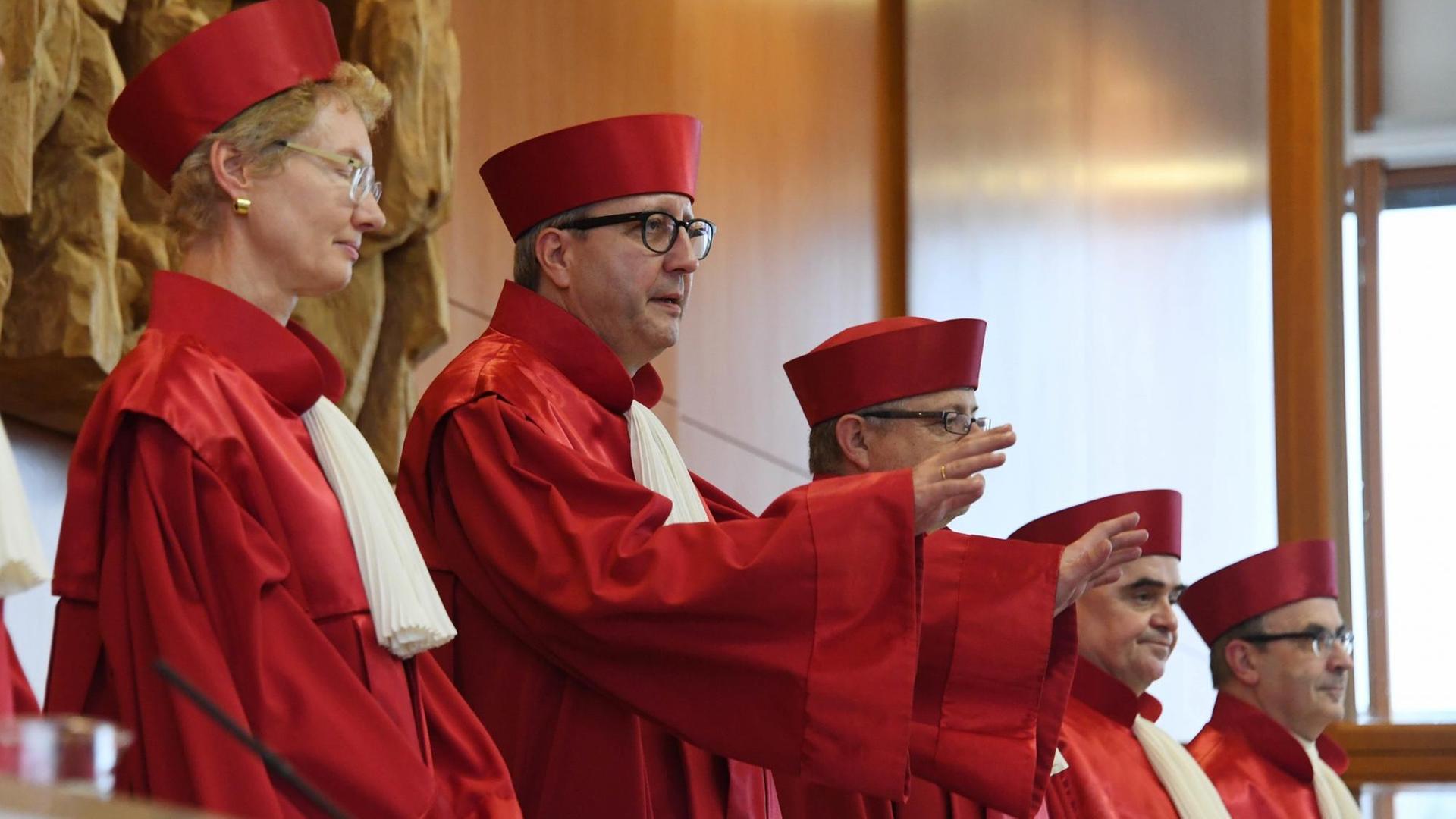 30.01.2018, Baden-Württemberg, Karlsruhe: Der Zweite Senat beim Bundesverfassungsgericht, Doris König (l-r) , Andreas Voßkuhle, Vorsitzender des Senats und Präsident des Gerichts, Peter M. Huber, Peter Müller und Ulrich Maidowski, eröffnet die Verhandlung zu Verfassungsbeschwerden von Psychiatriepatienten nach Fesselung. (zu dpa «Bundesverfassungsgericht verhandelt über Fixierung in Psychiatrie» vom 30.01.2018) 30.01.2018, Baden-Württemberg, Karlsruhe: Der Zweite Senat beim Bundesverfassungsgericht, Doris König (l-r) , Andreas Voßkuhle, Vorsitzender des Senats und Präsident des Gerichts, Peter M. Huber, Peter Müller und Ulrich Maidowski, eröffnet die Verhandlung zu Verfassungsbeschwerden von Psychiatriepatienten nach Fesselung. (zu dpa «Bundesverfassungsgericht verhandelt über Fixierung in Psychiatrie» vom 30.01.2018)