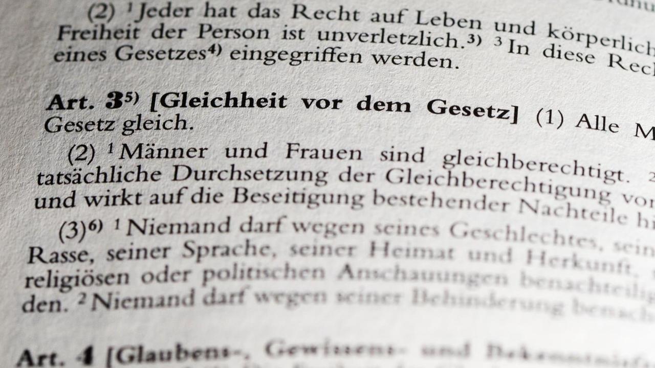Fotografie des Gesetzestextes von Artikel 3 des Grundgesetzes zur Gleichheit vor dem Gesetz. Fotografie des Gesetzestextes von Artikel 3 des Grundgesetzes zur Gleichheit vor dem Gesetz.