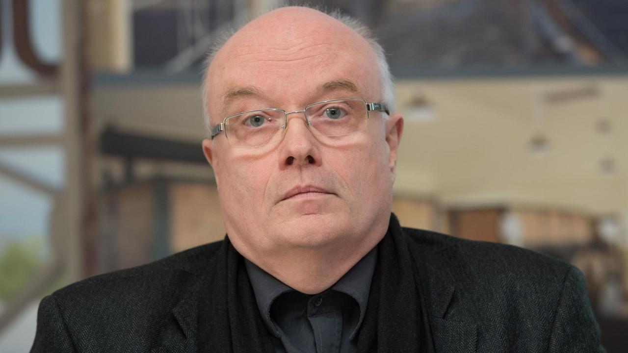 Der Leiter der Gedenkstätte Buchenwald, Volkhard Knigge, schaut in die Kamera. Der Leiter der Gedenkstätte Buchenwald, Volkhard Knigge, schaut in die Kamera.