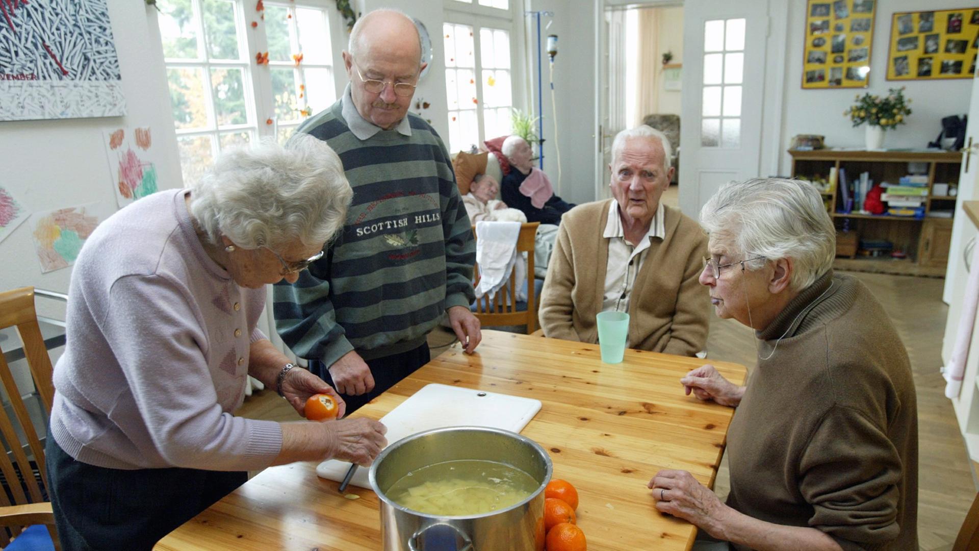Patienten der "Villa Hittorf", einer Wohngemeinschaft für demenzkranke Senioren in Münster bei der Zubereitung des Mittagessens (Foto vom 14.11.2003).