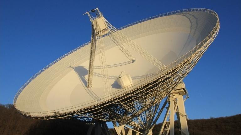 Das 100-Meter-Teleskop des Bonner Max-Planck-Instituts für Radioastronomie. Das 100-Meter-Teleskop des Bonner Max-Planck-Instituts für Radioastronomie.