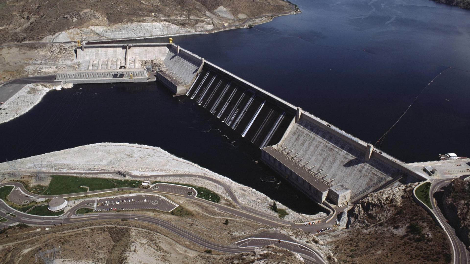 Luftaufnahme des Grand-Coulee-Damms am Columbia Fluss, im Bundesstaat Washington , 1988 Luftaufnahme des Grand-Coulee-Damms am Columbia Fluss, im Bundesstaat Washington , 1988