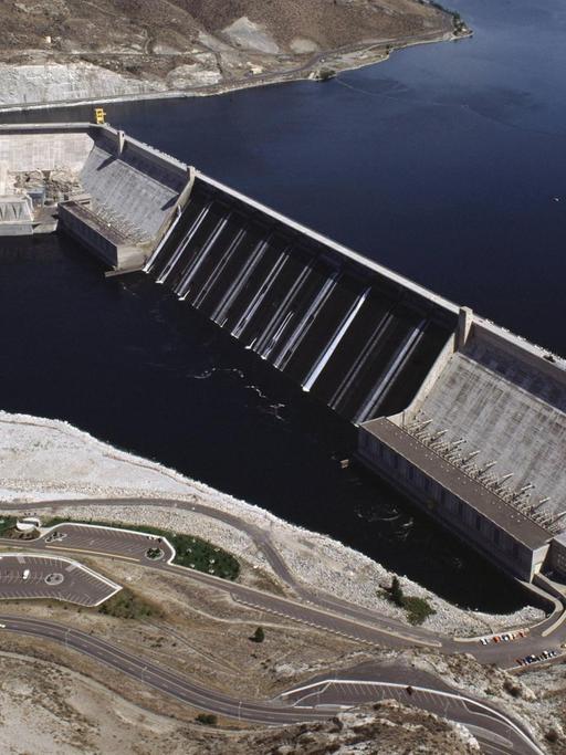 Luftaufnahme des Grand-Coulee-Damms am Columbia Fluss, im Bundesstaat Washington , 1988