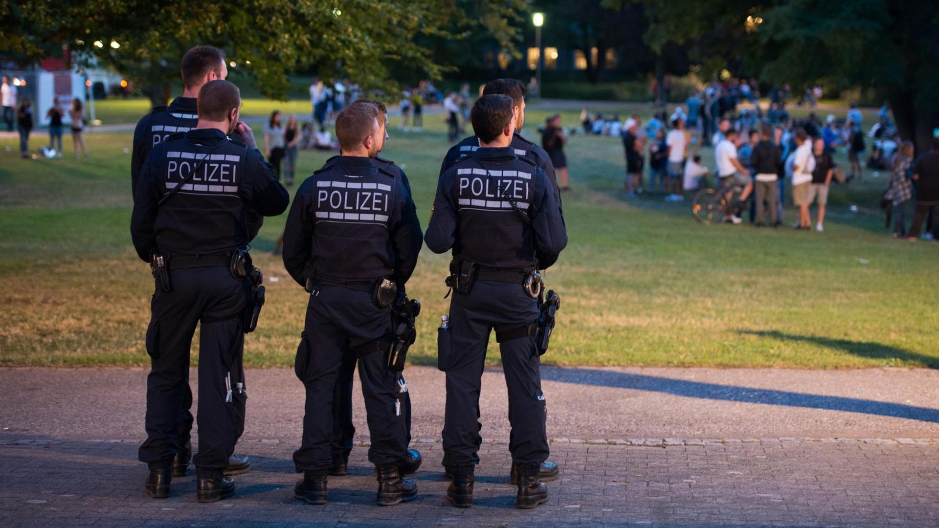 Die Polizei zeigt verstärkt Präsenz im Schlossgarten, in dem Jugendliche während eines Stadtfestes am 17.07.2017 in Schorndorf feiern.