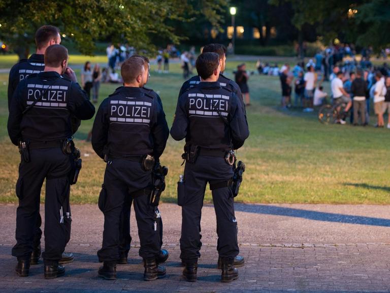 Sechs Polizisten beobachten Jugendliche beim Feiern im Schorndorfer Schlossgarten