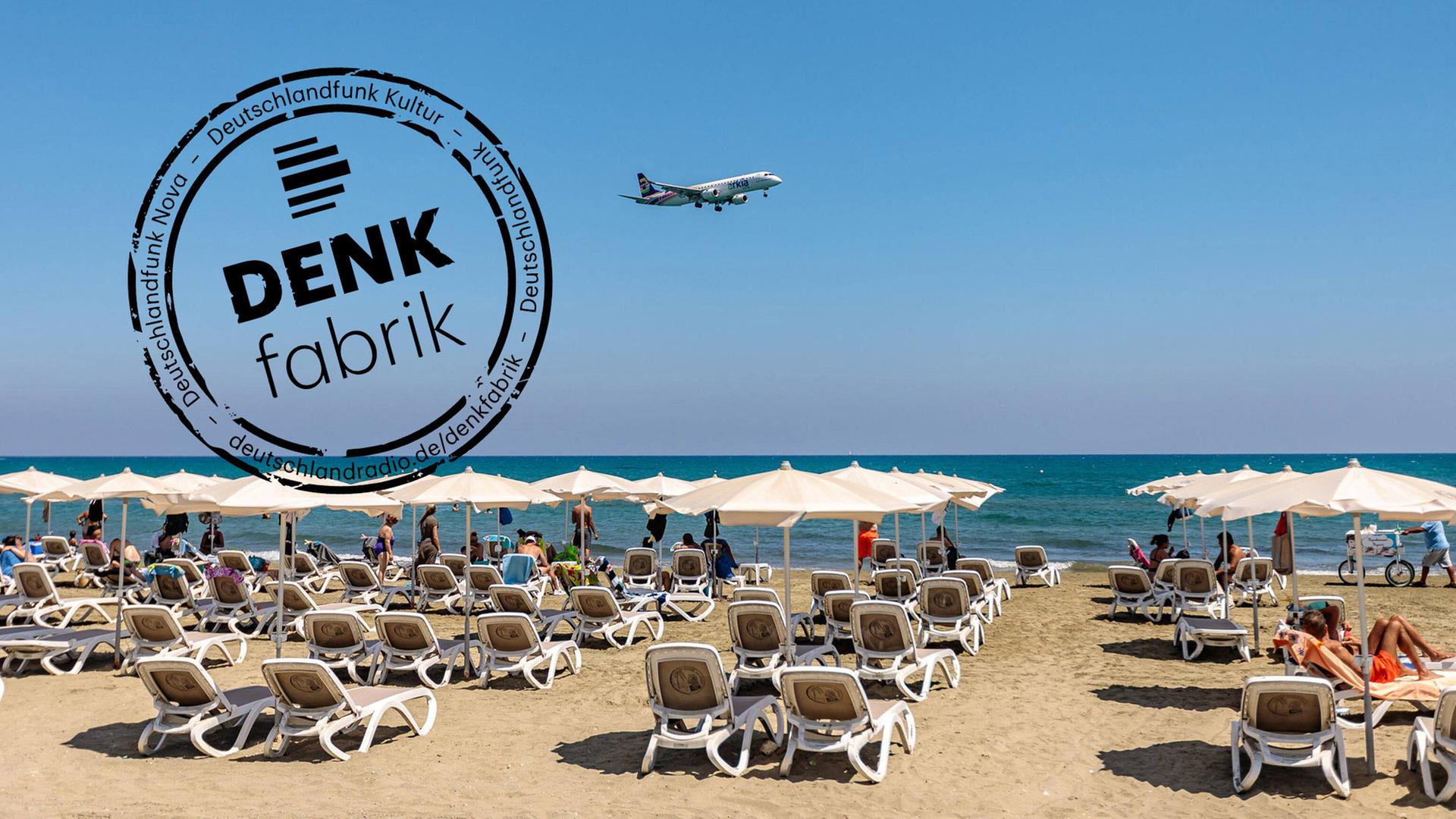 Ein Flugzeug beim Landeanflug über dem Mackenzie Beach in Larnaka, Zypern Ein Flugzeug beim Landeanflug über dem Mackenzie Beach in Larnaka, Zypern