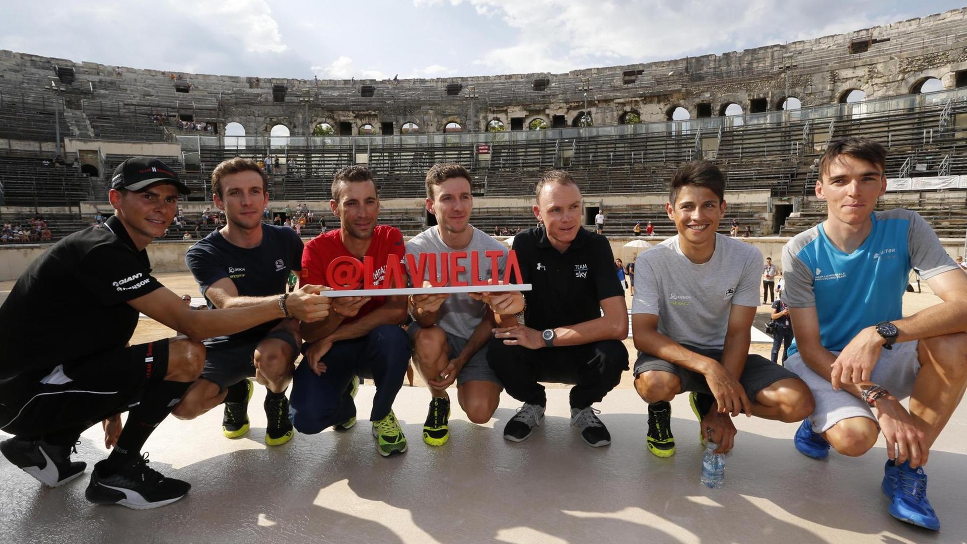 Die Vuelta-Favoriten Warren Barguil (Team Sunweb), Simon Yates (Orica Scott), Vincenzo Nibali (Bahrain-Merida), Adam Yates (Orica Scott), Chris Froome (Team Sky) und Esteban Chaves (Orica Scott) posieren vor historischer Kulisse in Nimes vor dem Start der 72. Spanien-Rundfahrt 2017. Die Vuelta-Favoriten Warren Barguil (Team Sunweb), Simon Yates (Orica Scott), Vincenzo Nibali (Bahrain-Merida), Adam Yates (Orica Scott), Chris Froome (Team Sky) und Esteban Chaves (Orica Scott) posieren vor historischer Kulisse in Nimes vor dem Start der 72. Spanien-Rundfahrt 2017.