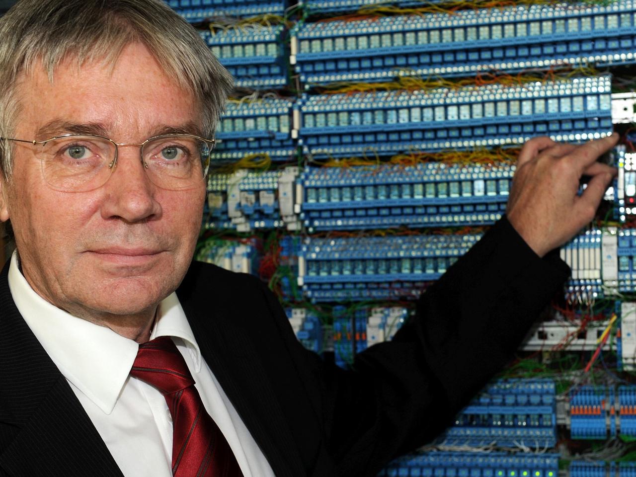 Horst Zuse ist der Sohn von Konrad Zuse, dem Erfinder der ersten programmierbaren Rechenmaschine: Hier steht er vor einem funktionellen Nachbau des Z3, dem dritten Rechner seines Vaters. Das Original der Rechenmaschine wurde 1943 bei einem Bombenangriff zerstört. Horst Zuse ist der Sohn von Konrad Zuse, dem Erfinder der ersten programmierbaren Rechenmaschine: Hier steht er vor einem funktionellen Nachbau des Z3, dem dritten Rechner seines Vaters. Das Original der Rechenmaschine wurde 1943 bei einem Bombenangriff zerstört.