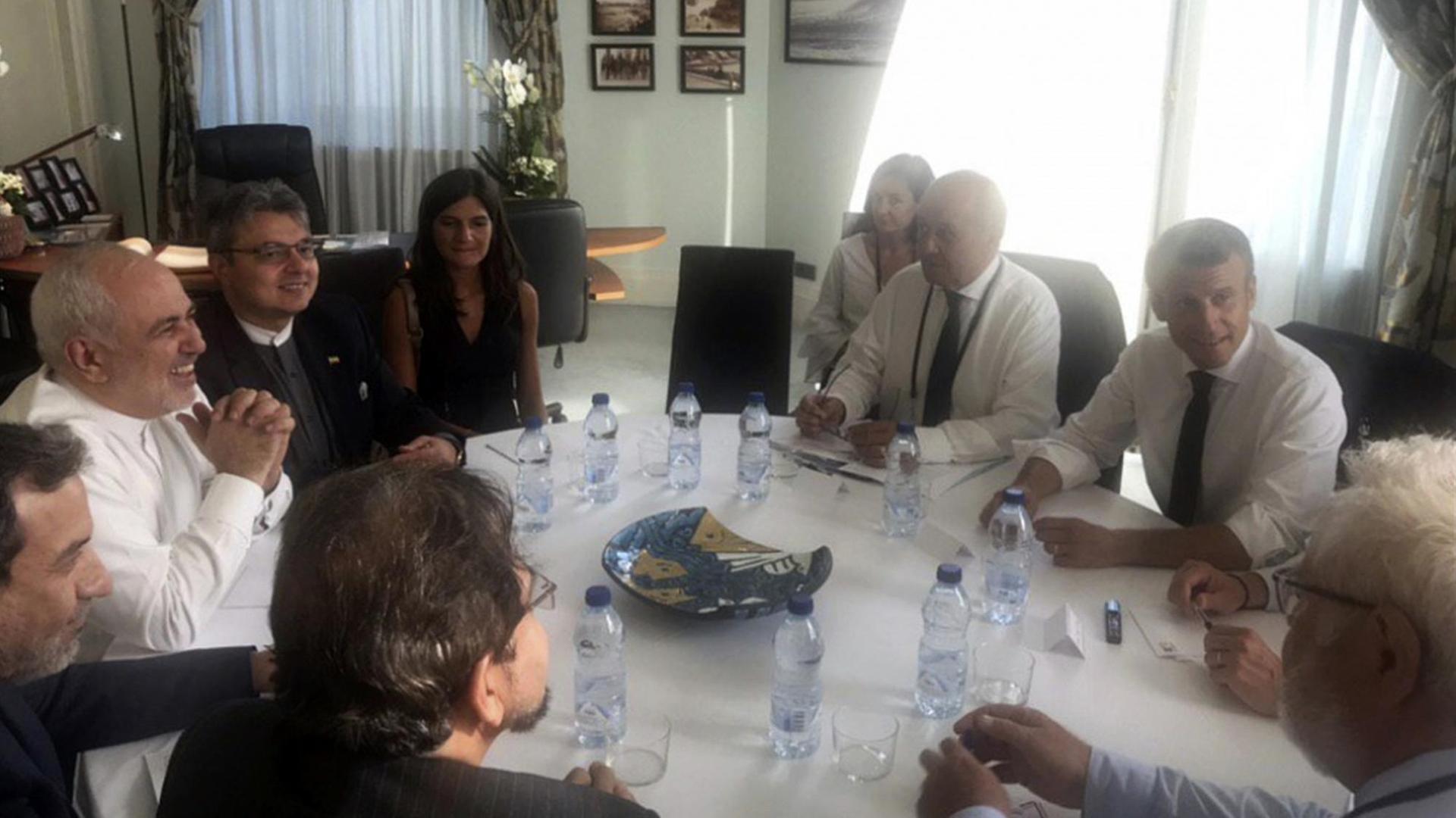 Dieses vom Twitter-Konto des iranischen Außenministers zur Verfügung gestellte Bild zeigt Mohammad Dschawad Sarif (l), Außenminister des Iran, der sich mit Emmanuel Macron (r), Präsident von Frankreich, und Jean-Yves le Drian (2.v.r) Außenminister von Fra Dieses vom Twitter-Konto des iranischen Außenministers zur Verfügung gestellte Bild zeigt Mohammad Dschawad Sarif (l), Außenminister des Iran, der sich mit Emmanuel Macron (r), Präsident von Frankreich, und Jean-Yves le Drian (2.v.r) Außenminister von Fra