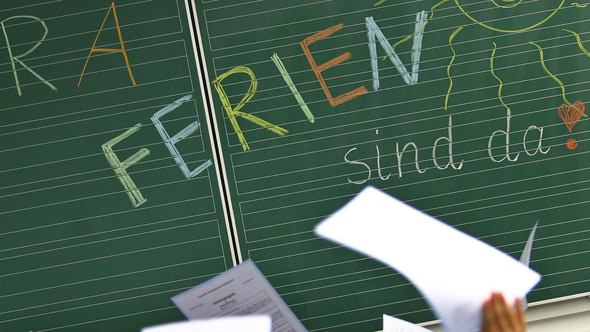 Schüler einer ersten Klasse halten am 29.07.2014 in einer Grundschule in Kaufbeuren (Bayern) ihre Zeugnisse vor einer Tafel mit der Aufschrift "Hurra Ferien sind da". Für rund 1,54 Millionen Schüler in Bayern beginnen die Sommerferien. Schüler einer ersten Klasse halten am 29.07.2014 in einer Grundschule in Kaufbeuren (Bayern) ihre Zeugnisse vor einer Tafel mit der Aufschrift "Hurra Ferien sind da". Für rund 1,54 Millionen Schüler in Bayern beginnen die Sommerferien.