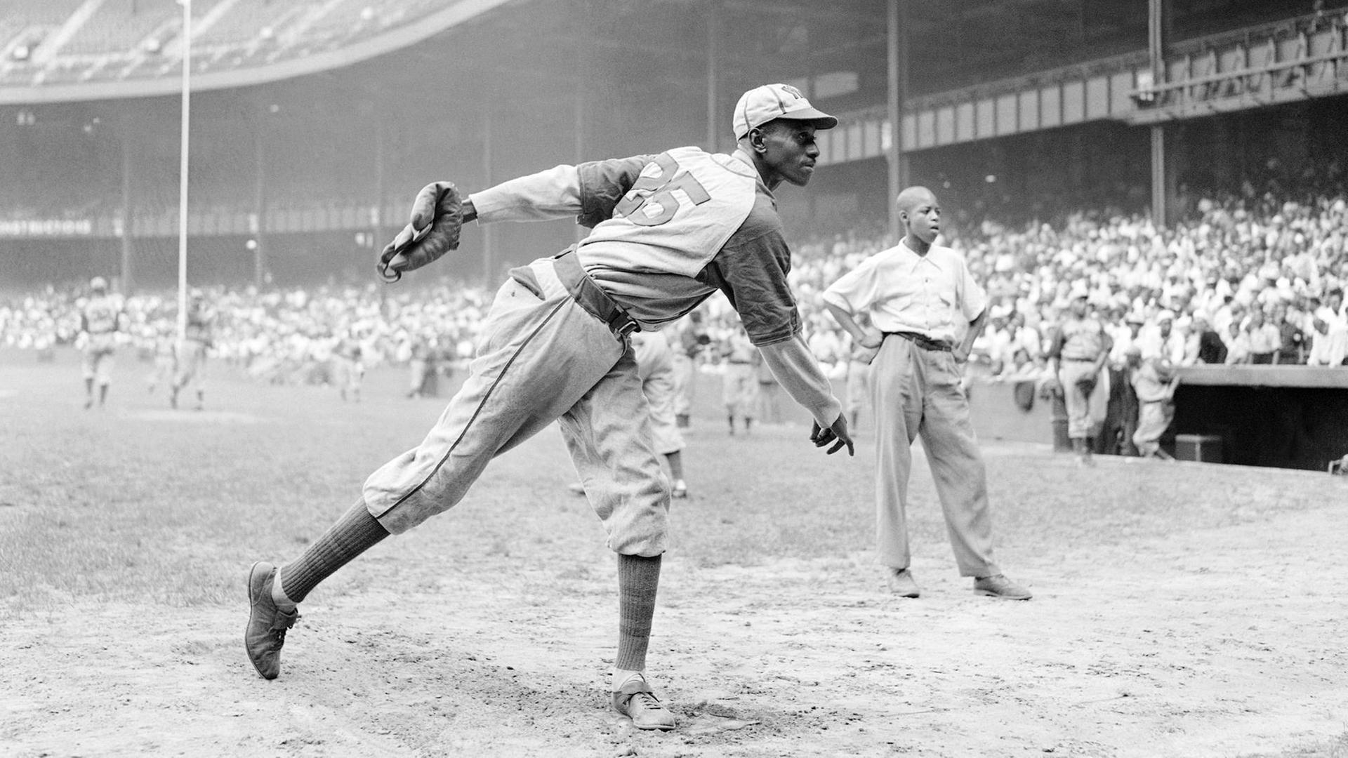 Leroy Satchel Paige wärmt sich vor einem Spiel auf dem Spielfeld auf. Leroy Satchel Paige wärmt sich vor einem Spiel auf dem Spielfeld auf.