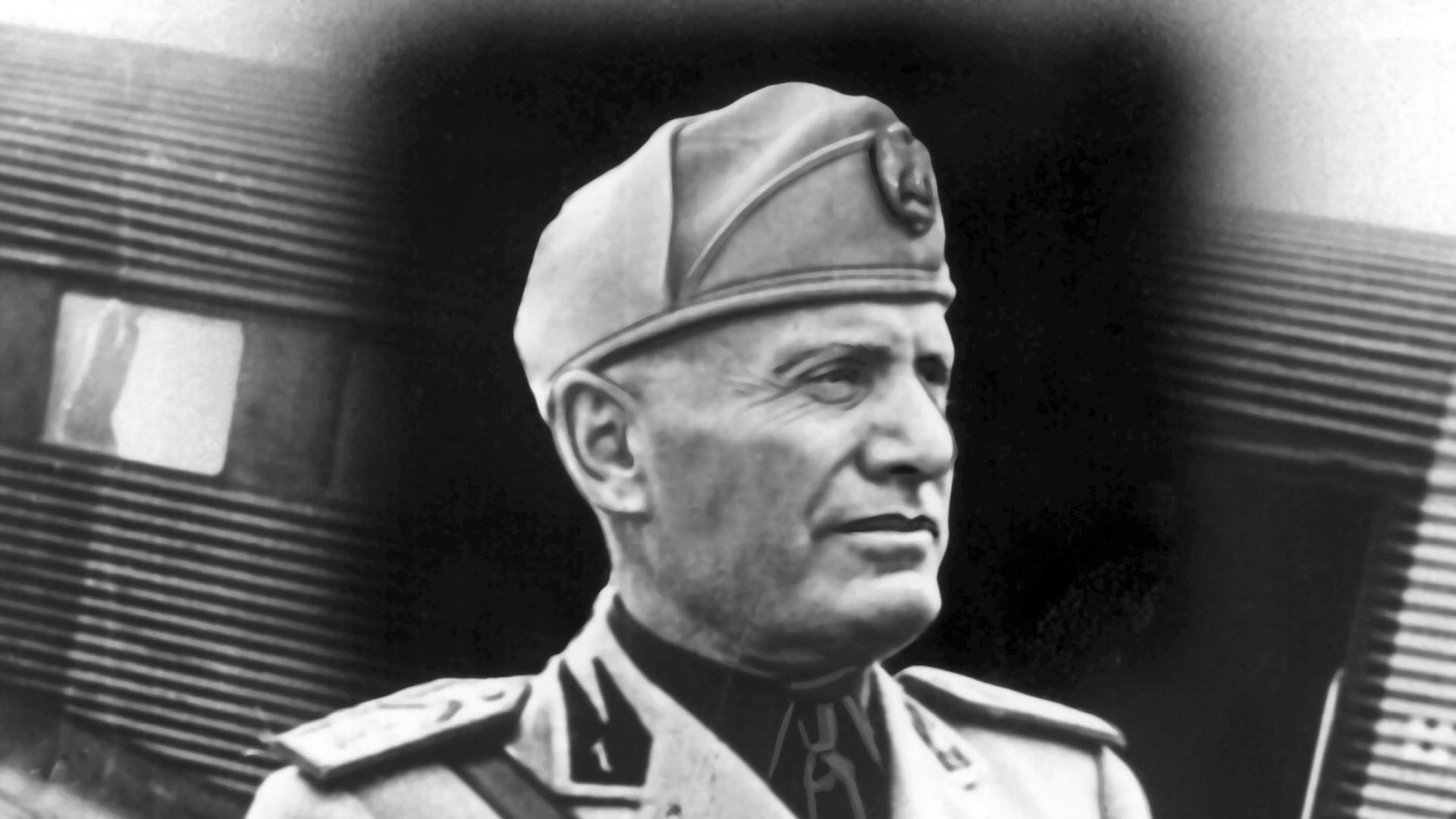 Porträtaufnahme von Benito Mussolini in Uniform Porträtaufnahme von Benito Mussolini in Uniform