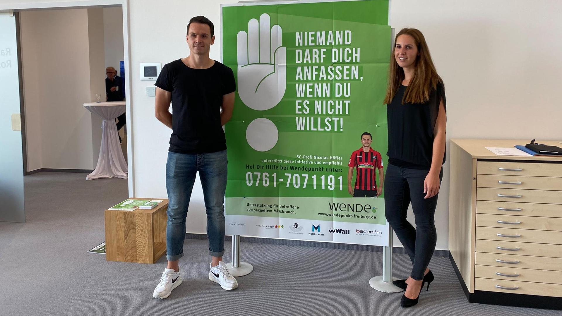 Nicolas Höfler, Fußballprofi des SC Freiburg, und seine Frau Carolin, setzen sich gegen Gewalt und Missbrauch von Kindern ein. Nicolas Höfler, Fußballprofi des SC Freiburg, und seine Frau Carolin, setzen sich gegen Gewalt und Missbrauch von Kindern ein.