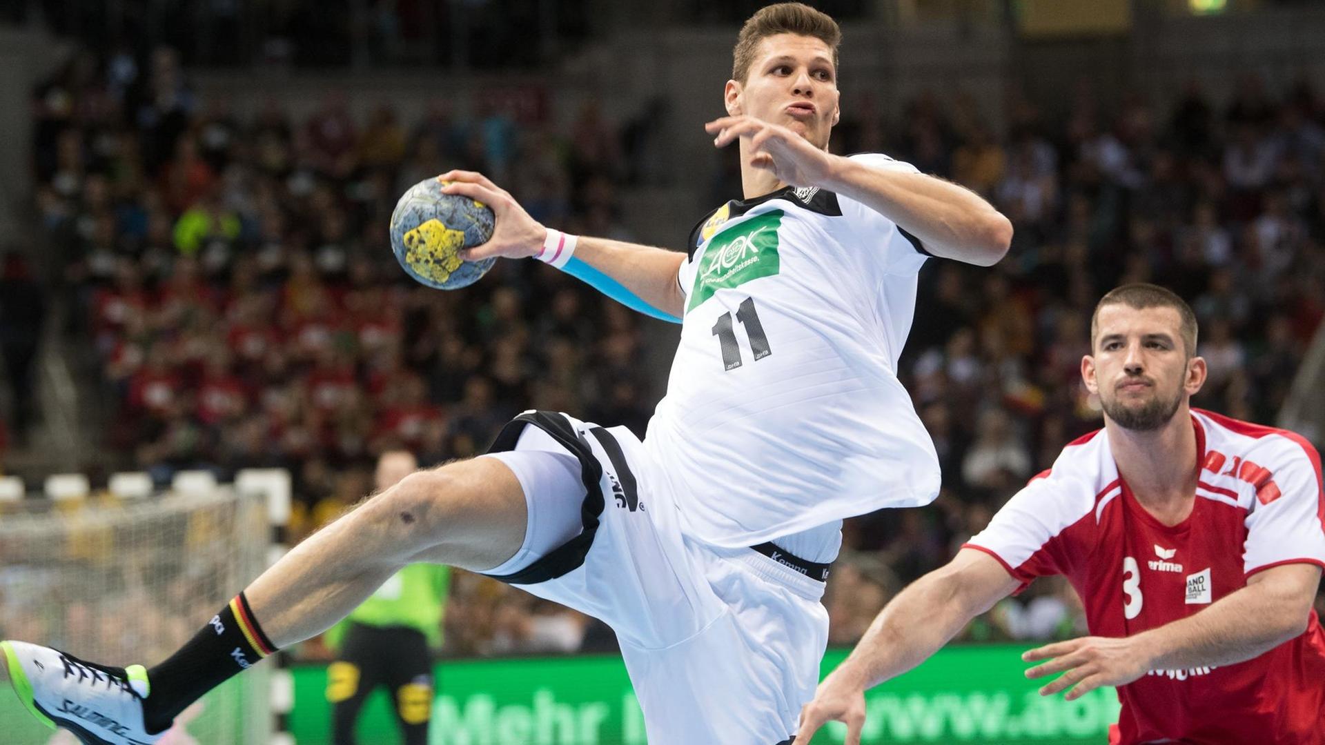 Sebastian Heymann und der Schweizer Lucas Meister kämpfen um den Ball. Sebastian Heymann und der Schweizer Lucas Meister kämpfen um den Ball.
