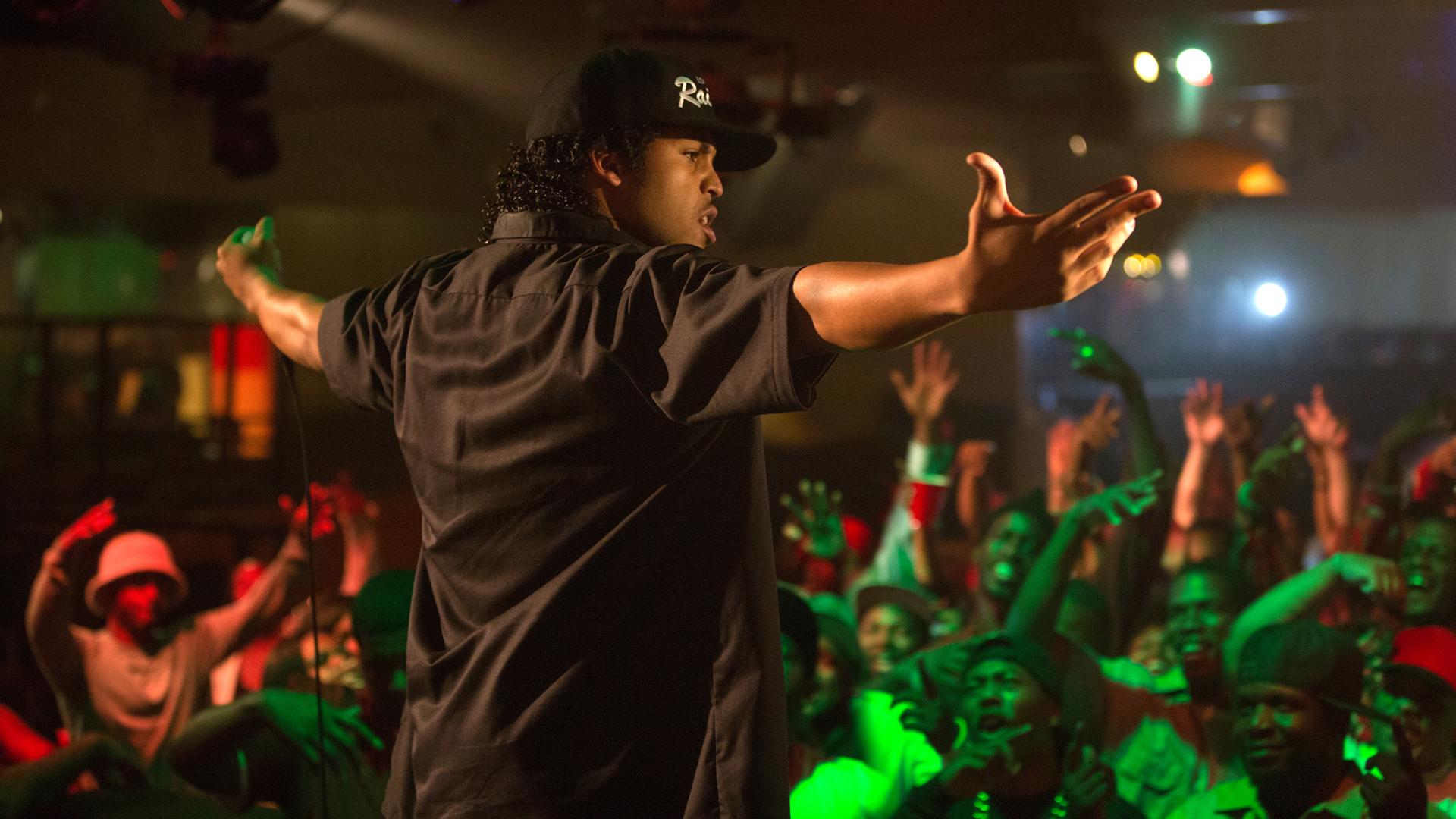O'Shea Jackson Jr. als Ice Cube in einer Szene des Kinofilms "Straight Outta Compton" (undatierte Filmszene). O'Shea Jackson Jr. als Ice Cube in einer Szene des Kinofilms "Straight Outta Compton" (undatierte Filmszene).