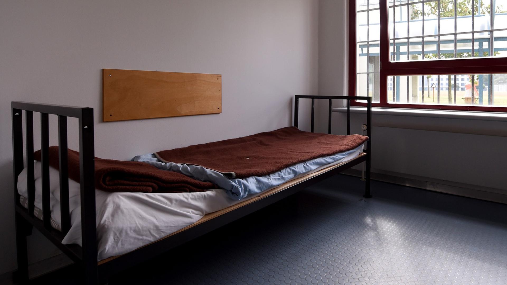 Eine unbewohnte Zelle in der Justizvollzugsanstalt Gelsenkirchen (Nordrhein-Westfalen), aufgenommen am 28.07.2014. Foto: Marius Becker/dpa