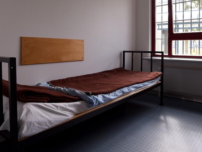 Eine unbewohnte Zelle in der Justizvollzugsanstalt Gelsenkirchen (Nordrhein-Westfalen), aufgenommen am 28.07.2014. Foto: Marius Becker/dpa