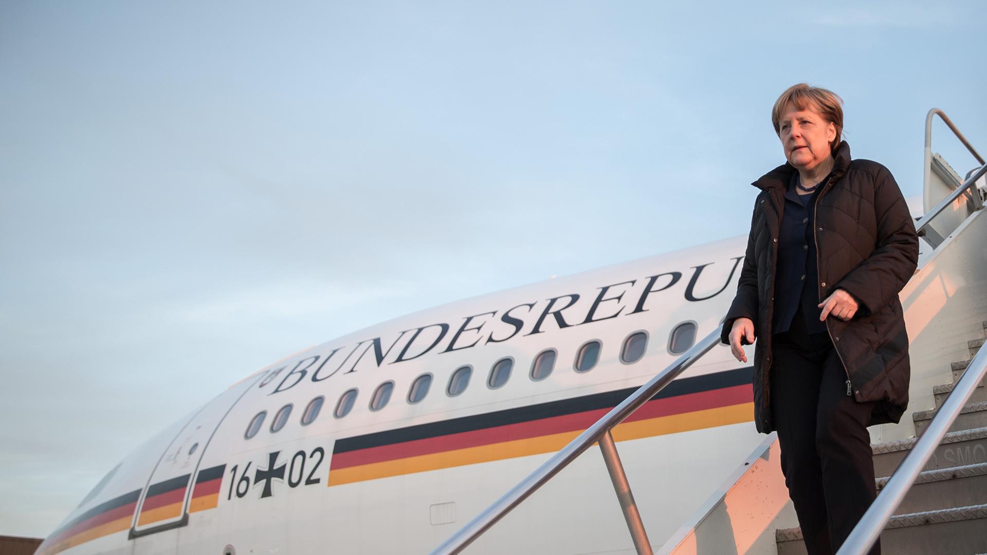Bundeskanzlerin Merkel steigt am Flughafen von Washington D.C. aus dem Flugzeug. Bundeskanzlerin Merkel steigt am Flughafen von Washington D.C. aus dem Flugzeug.