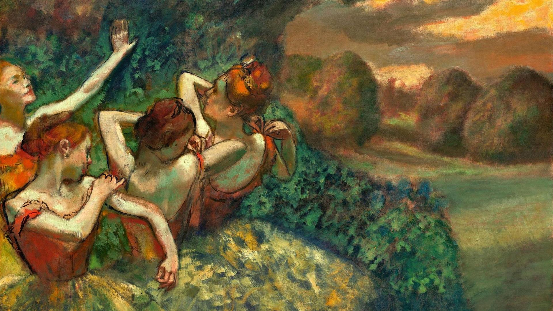 In einer grünen Landschaft im Abendlicht stehen am Rand vier Balletttänzerinnen. In einer grünen Landschaft im Abendlicht stehen am Rand vier Balletttänzerinnen.
