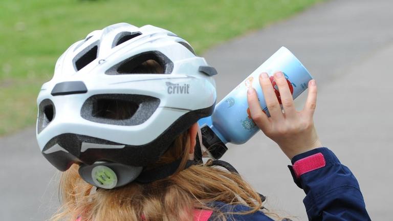 Kind mit Trinkflasche aus Alu Kind mit Trinkflasche aus Alu