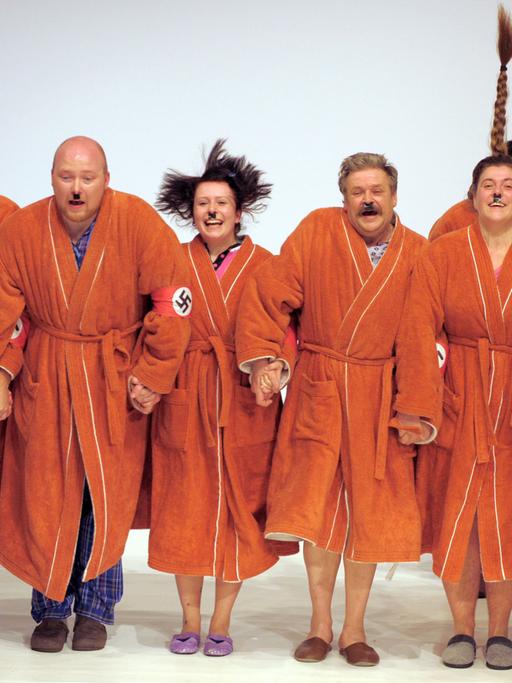 Der "Chor der Dresdner Bürger" in der Uraufführung des Stückes "Die Wunde Dresden" 2009