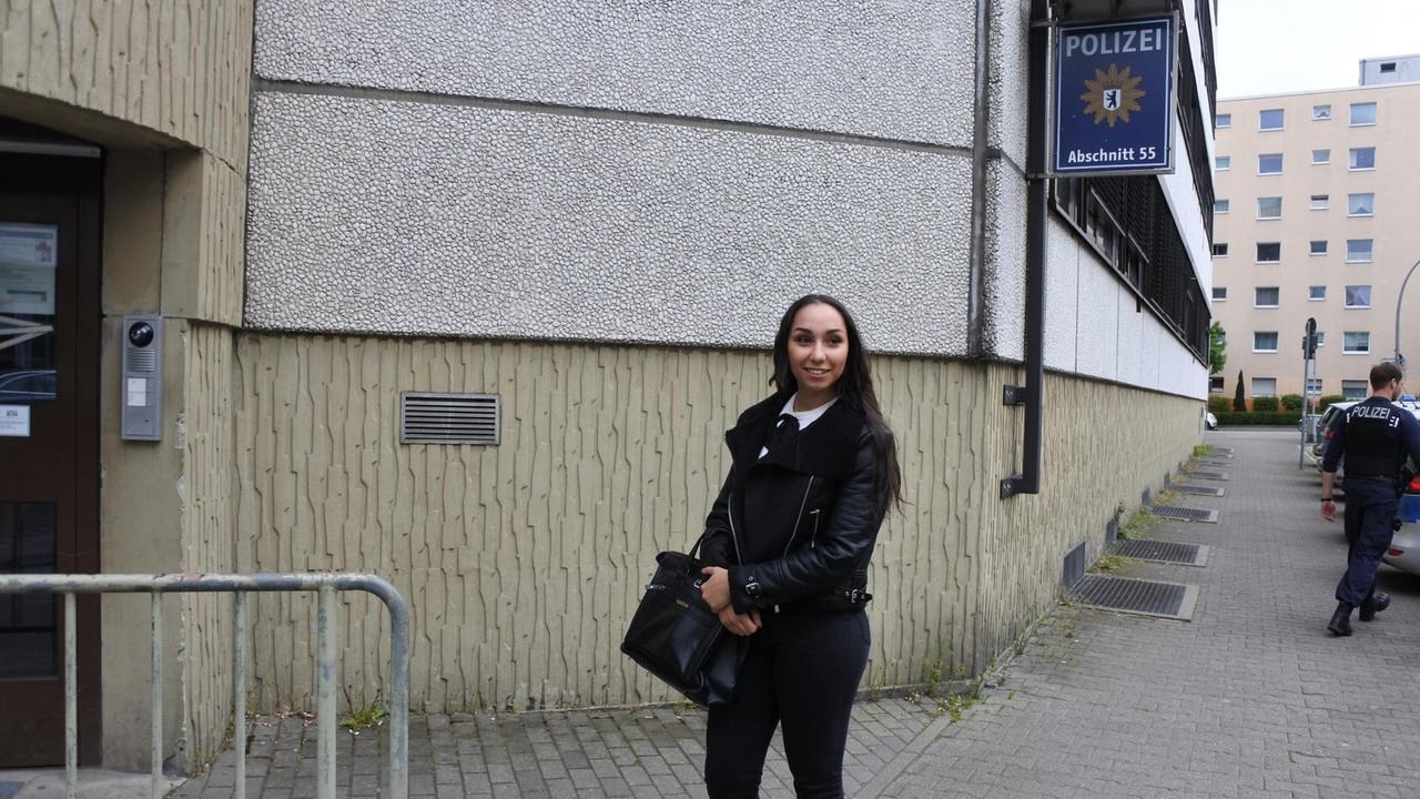 Polizeianwärterin Dora steht vor der Polizeiwache Polizeianwärterin Dora steht vor der Polizeiwache