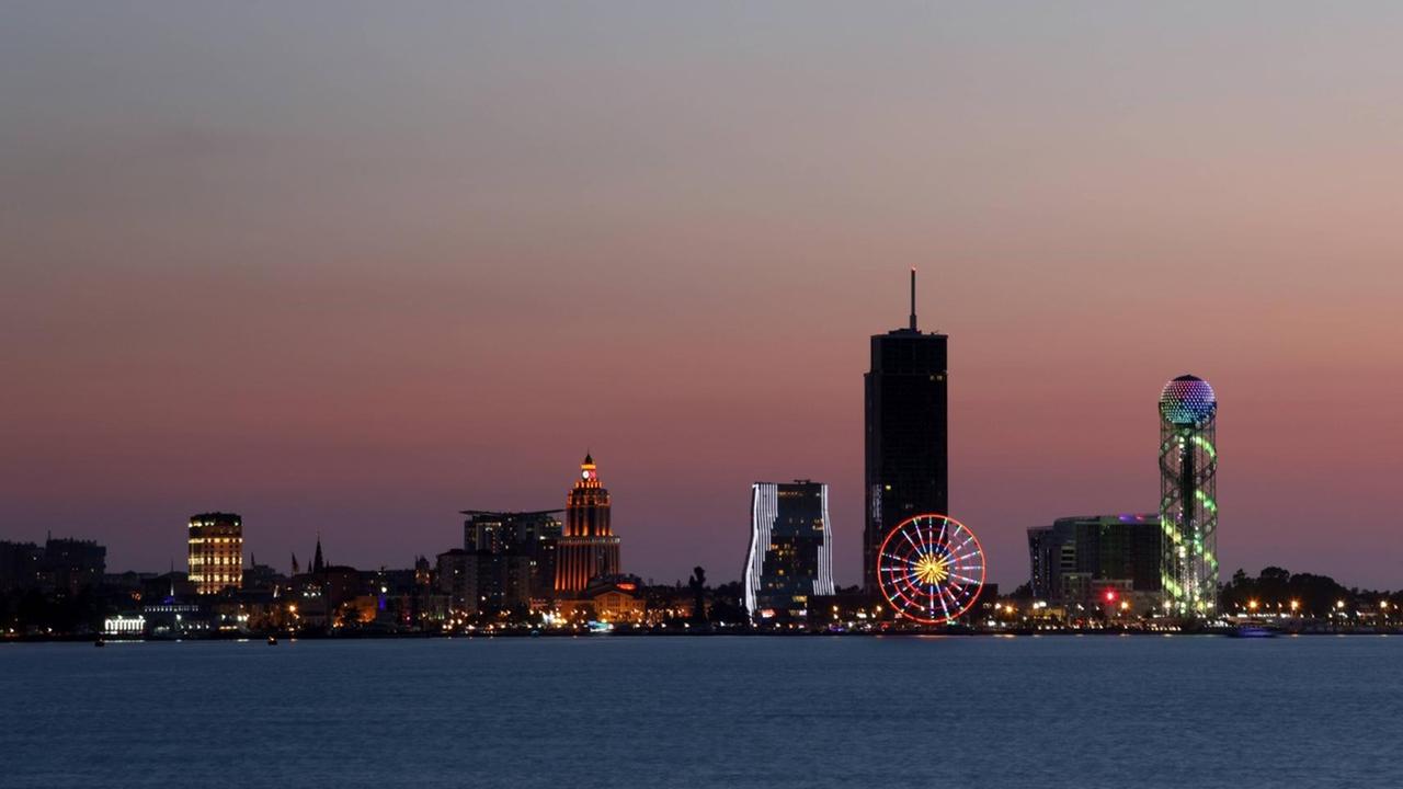 Skyline von Batumi im Abendlicht. (Georgien) Skyline von Batumi im Abendlicht. (Georgien)
