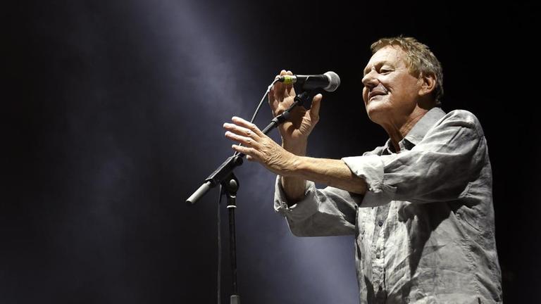Der Sänger Wolfgang Ambros mit Gitarre auf der Bühne, während eines Konzertes auf der "Blue Stage" im Rahmen des "Nova Rock 2015" Festivals am Samstag, 13. Juni 2015, im burgenländischen Nickelsdorf. Der Sänger Wolfgang Ambros mit Gitarre auf der Bühne, während eines Konzertes auf der "Blue Stage" im Rahmen des "Nova Rock 2015" Festivals am Samstag, 13. Juni 2015, im burgenländischen Nickelsdorf.