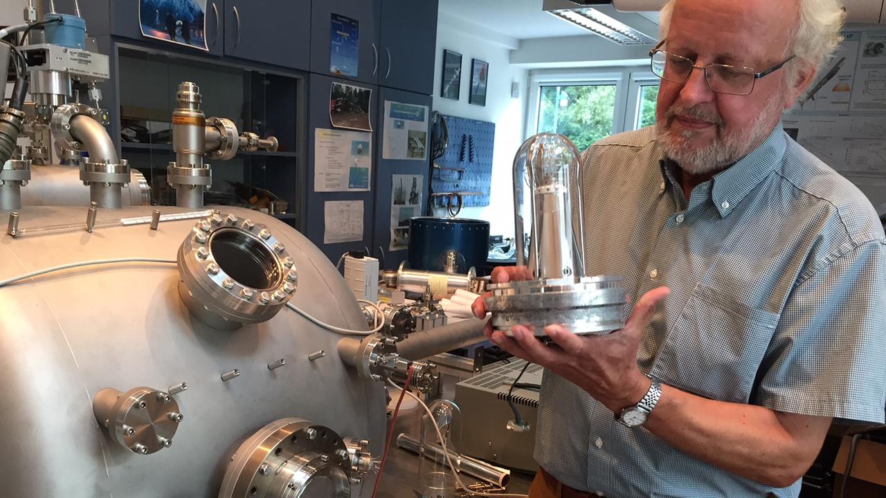 Institutsdirektor Franz-Josef Lübken beim Testen neuer Sensoren für eine Höhenforschungsrakete Institutsdirektor Franz-Josef Lübken beim Testen neuer Sensoren für eine Höhenforschungsrakete