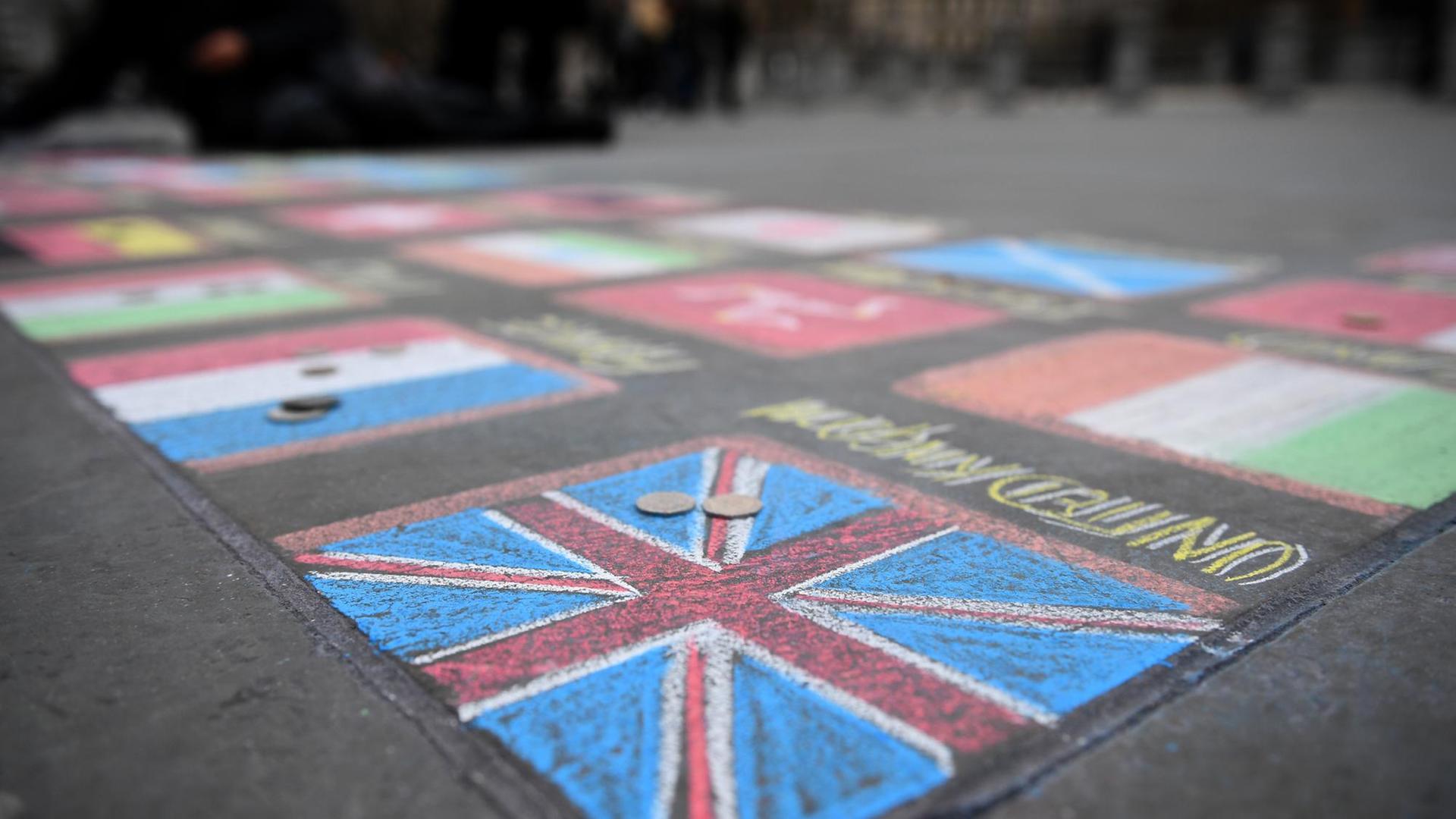 Mehrere europäische Flaggen sind mit Kreide auf den Boden vor dem britischen Parlament in London gemalt Mehrere europäische Flaggen sind mit Kreide auf den Boden vor dem britischen Parlament in London gemalt