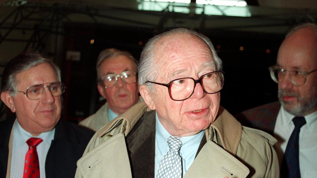 US-Regisseur Billy Wilder, der als Gast der Internationalen Filmfestspiele Berlinale 1993 in der Spree-Metropole weilt, besuchte am 18.02.1993 die UFA-Ausstellung im Zeughaus. US-Regisseur Billy Wilder, der als Gast der Internationalen Filmfestspiele Berlinale 1993 in der Spree-Metropole weilt, besuchte am 18.02.1993 die UFA-Ausstellung im Zeughaus.
