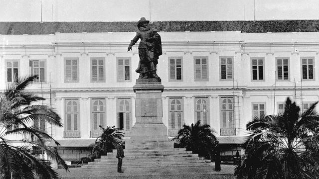 Denkmal des Gouverneurs J.Pierterszoon Coen in Jakarta, Foto um das Jahr 1905.