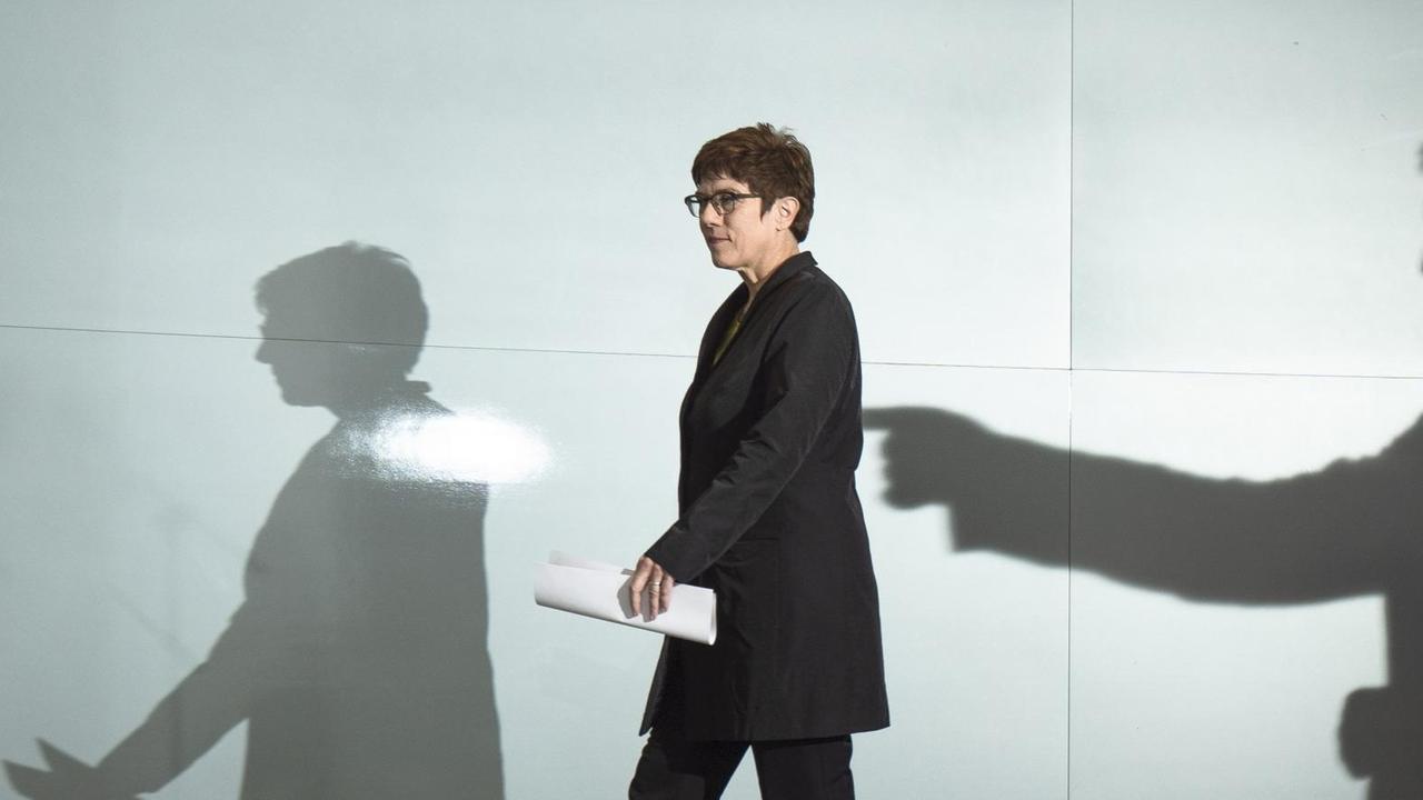 Annegret Kramp-Karrenbauer bei der Pressekonferenz nach dem Koalitionsausschuss. Annegret Kramp-Karrenbauer bei der Pressekonferenz nach dem Koalitionsausschuss.