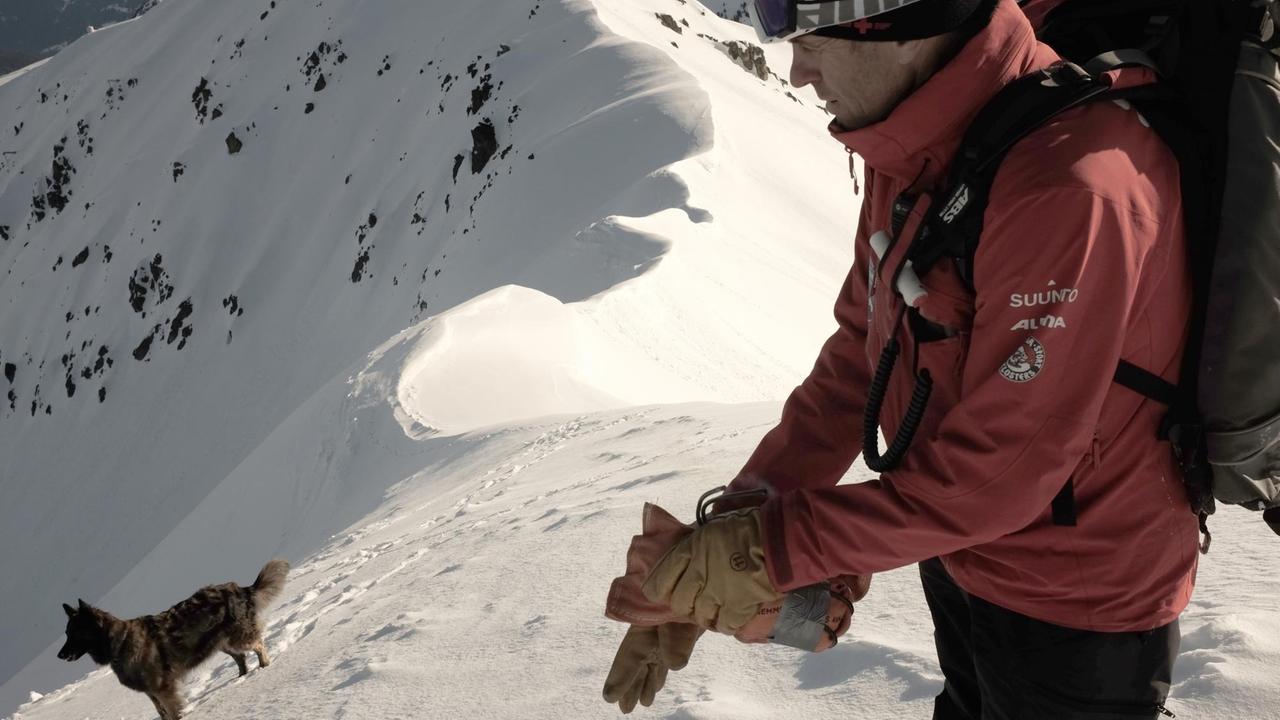 Vali Meier, Chef der Bergwacht "SOS Jakobshorn", unterwegs mit dem Lawinensuchhund Wuppi. Vali Meier, Chef der Bergwacht "SOS Jakobshorn", unterwegs mit dem Lawinensuchhund Wuppi.