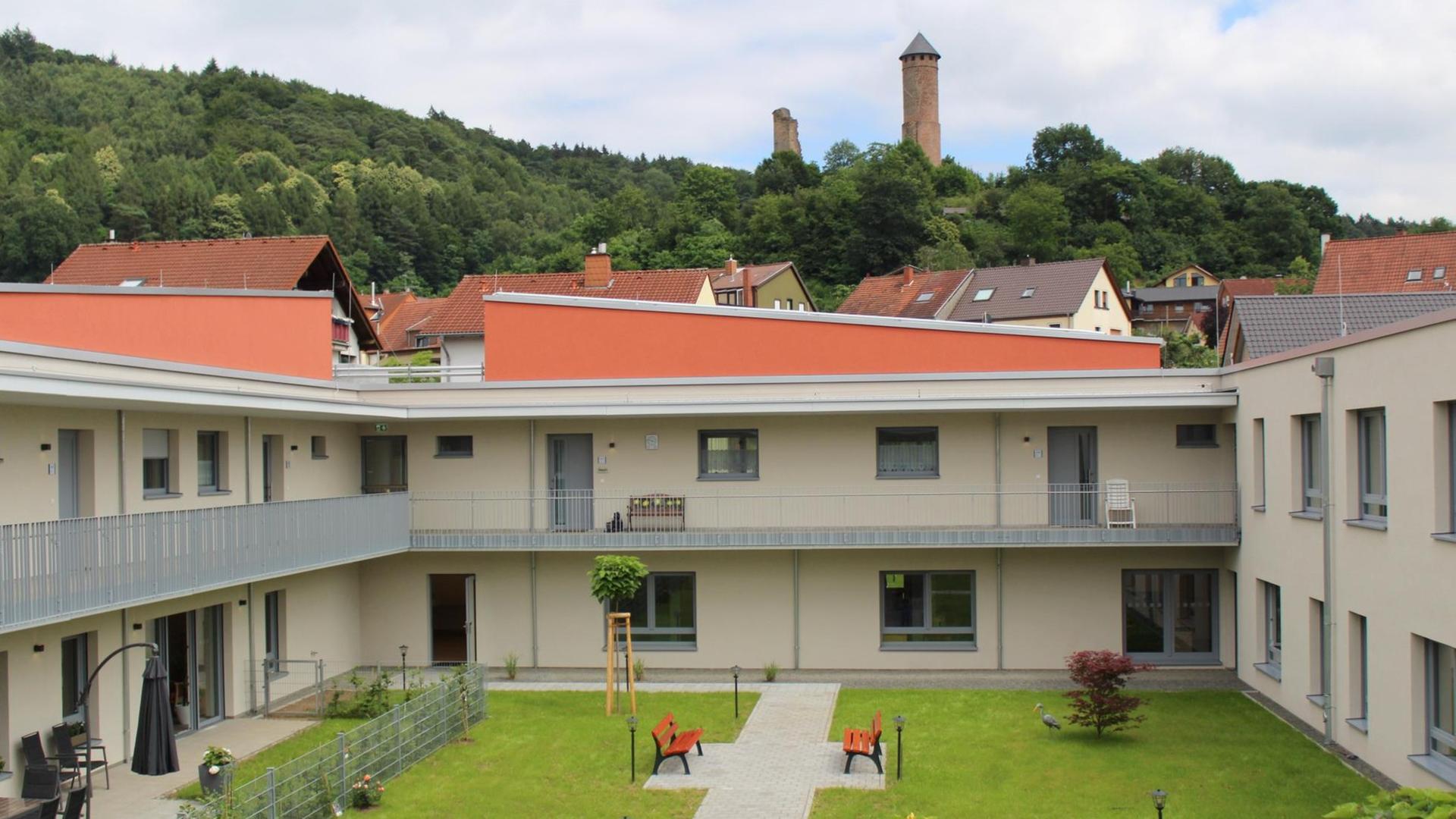 Das Seniorendorf Kirkel hat beige Wände und orangenen Dächer, im Zentrum der Gebäude sind Grünflächen. Das Seniorendorf Kirkel hat beige Wände und orangenen Dächer, im Zentrum der Gebäude sind Grünflächen.