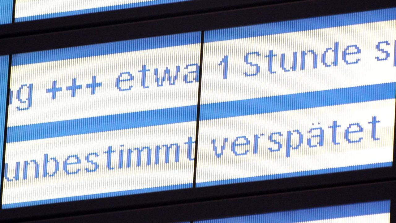Eine Anzeigentafel der Deutschen Bahn zeigt verspätete Züge an.