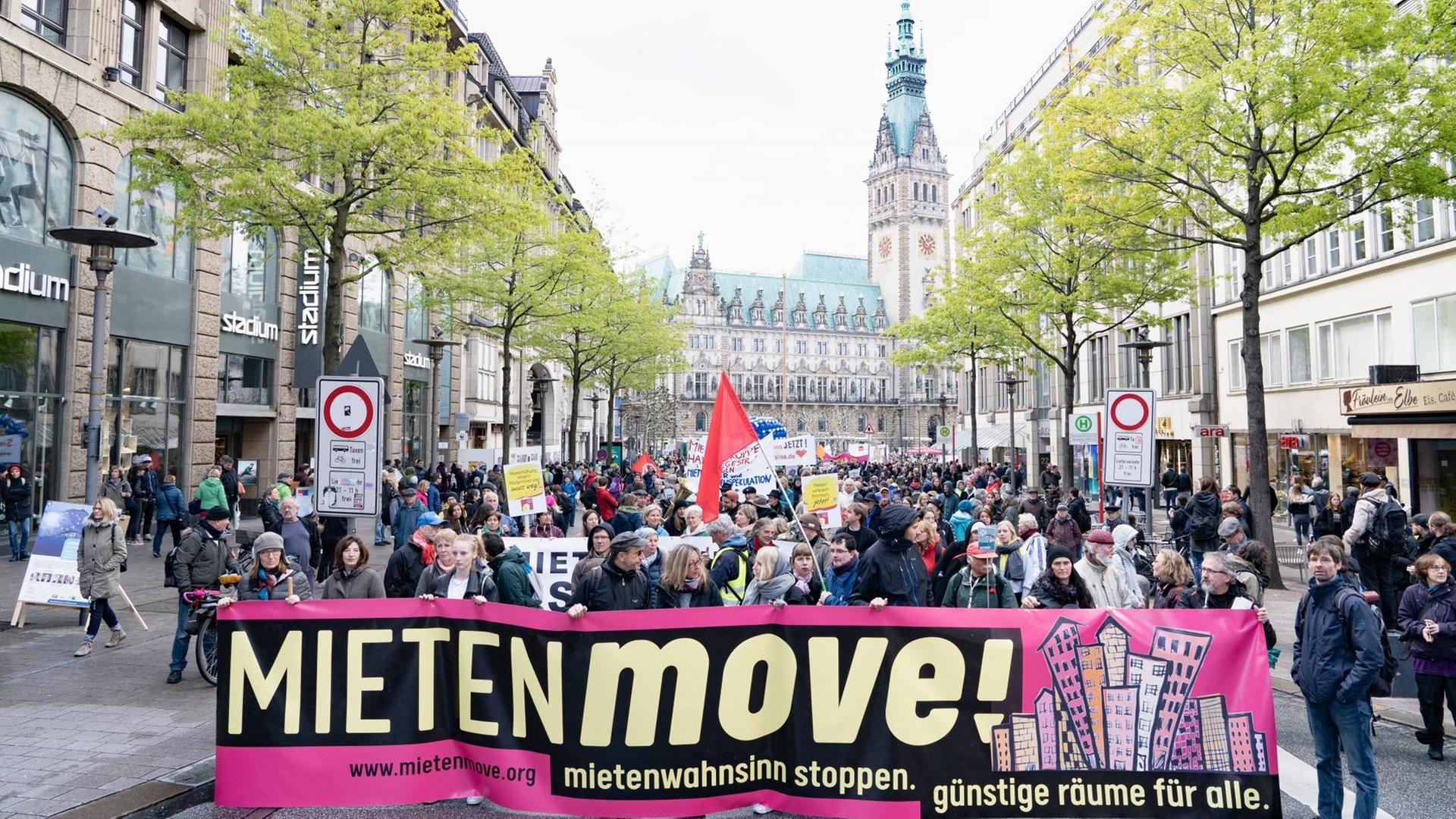 Ein Demonstrationszug gegen zu hohe Mieten zieht durch die Hamburger Innenstadt. "Mieten Move!" steht auf einem Transparent.