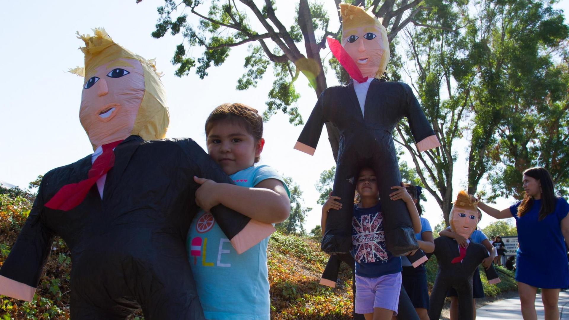 In den USA geborene Kinder von Migranten protestieren gegen Donald Trump In den USA geborene Kinder von Migranten protestieren gegen Donald Trump