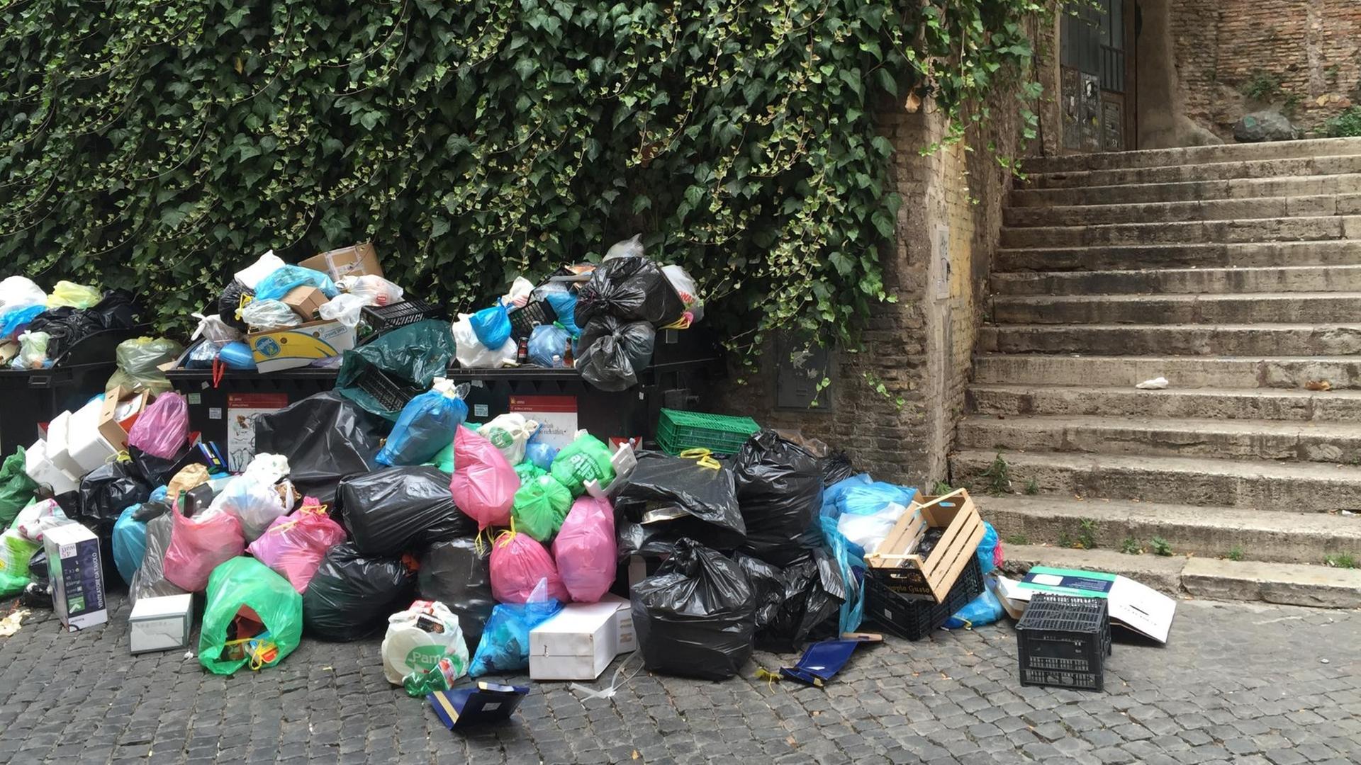 Überfüllte Müllcontainer am Straßenrand von Rom. Überfüllte Müllcontainer am Straßenrand von Rom.