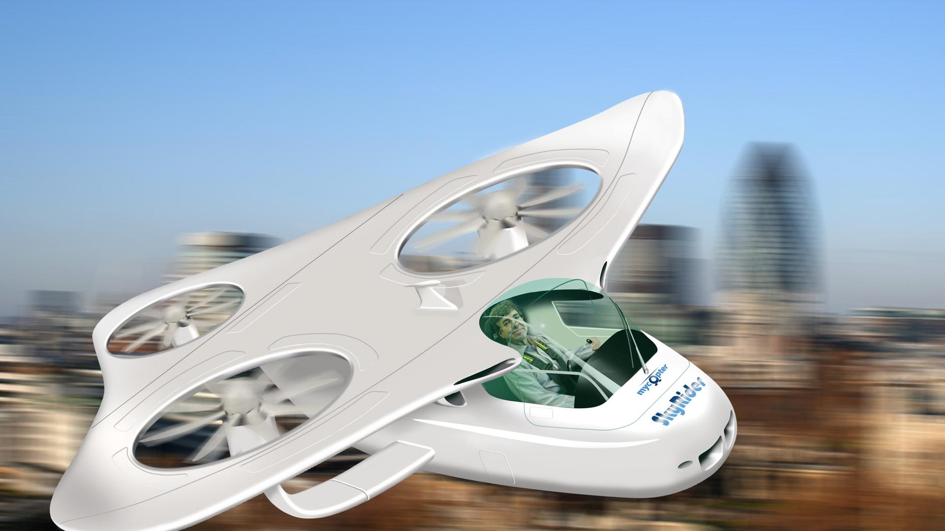 Ein einsitziges Luftfahrzeug fliegt mit drei horizontalen Rotoren an einer nur schemenhaft erkennbaren Stadtkulisse entlang. Ein einsitziges Luftfahrzeug fliegt mit drei horizontalen Rotoren an einer nur schemenhaft erkennbaren Stadtkulisse entlang.