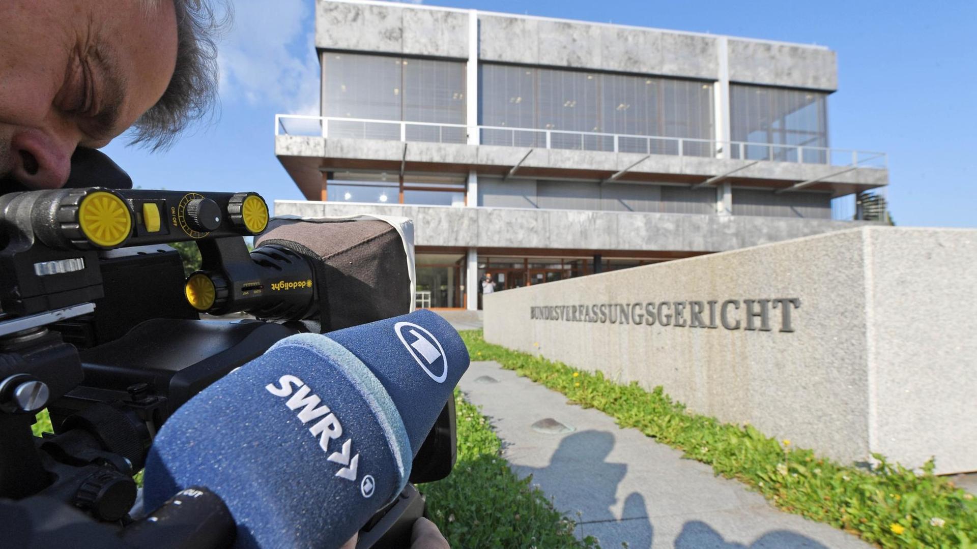 Ein Kameramann der ARD filmt das Bundesverfassungsgericht Ein Kameramann der ARD filmt das Bundesverfassungsgericht