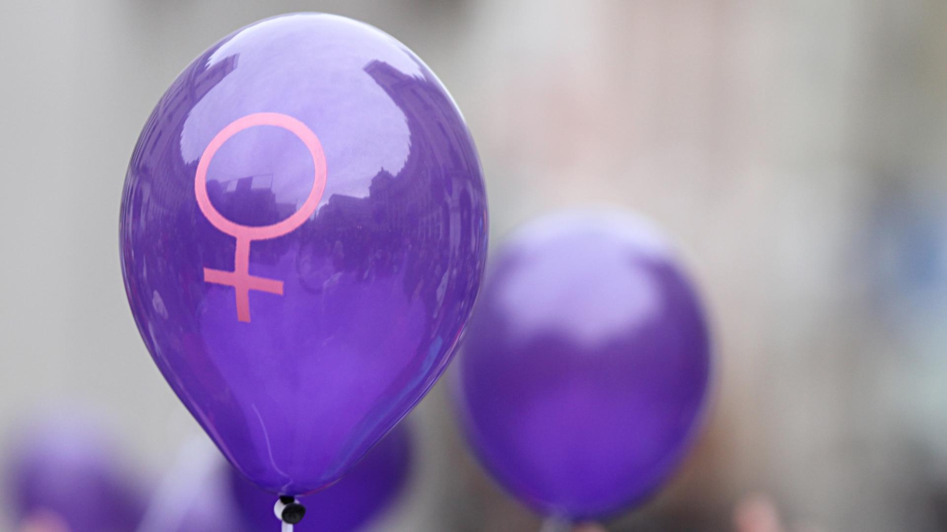 Lila Luftballons mit dem aufgedruckten Symbol für weiblich schweben am 14.02.2014 über den Köpfen von Demonstrationsteilnehmern in München (Oberbayern). Die Demonstration richtete sich gegen Gewalt an Frauen und warb für mehr Gerechtigkeit im Umgang mit Frauen. Lila Luftballons mit dem aufgedruckten Symbol für weiblich schweben am 14.02.2014 über den Köpfen von Demonstrationsteilnehmern in München (Oberbayern). Die Demonstration richtete sich gegen Gewalt an Frauen und warb für mehr Gerechtigkeit im Umgang mit Frauen.