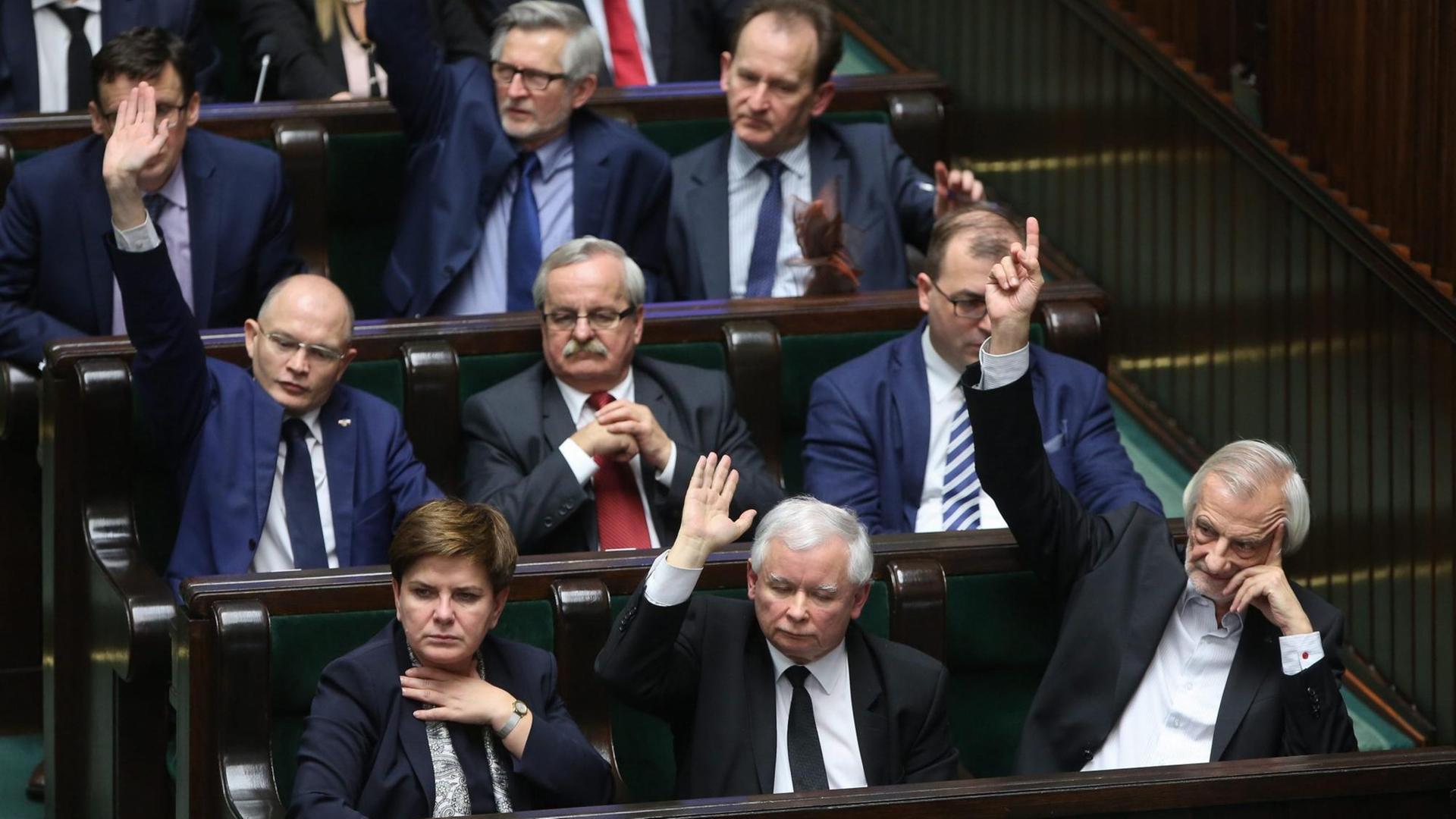 Polens Premier und PiS-Abgeordnete Beata Szydlo (l.), PiS-Chef Jaroslaw Kaczynski (m.) und der PiS-Abgeordnete Ryszard Terlecki (r.), während einer Parlamentssitzung Polens Premier und PiS-Abgeordnete Beata Szydlo (l.), PiS-Chef Jaroslaw Kaczynski (m.) und der PiS-Abgeordnete Ryszard Terlecki (r.), während einer Parlamentssitzung