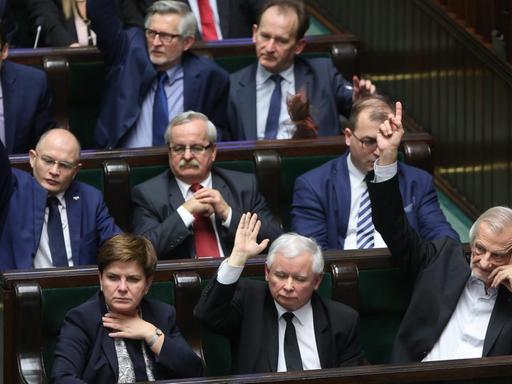 Polens Premier und PiS-Abgeordnete Beata Szydlo (l.), PiS-Chef Jaroslaw Kaczynski (m.) und der PiS-Abgeordnete Ryszard Terlecki (r.), während einer Parlamentssitzung
