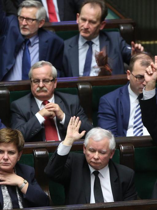 Polens Premier und PiS-Abgeordnete Beata Szydlo (l.), PiS-Chef Jaroslaw Kaczynski (m.) und der PiS-Abgeordnete Ryszard Terlecki (r.), während einer Parlamentssitzung