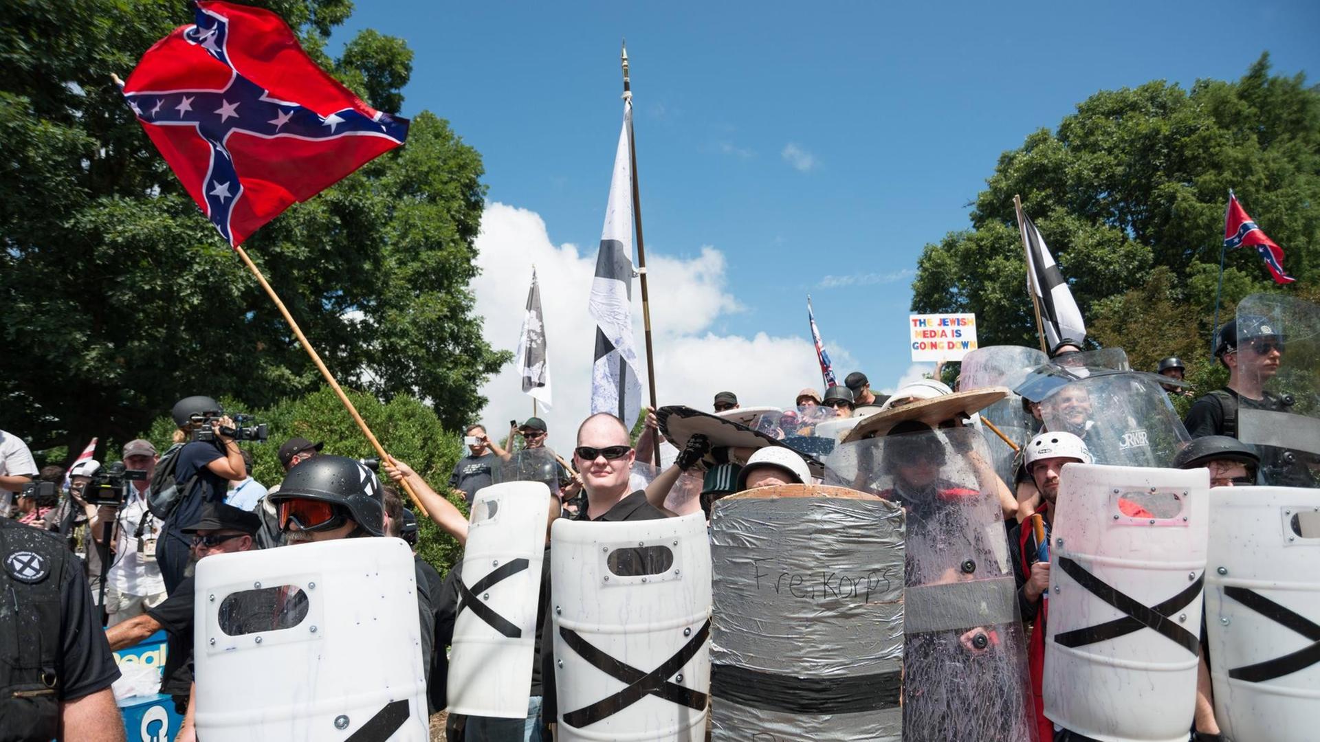 Mit Schulzschilden und Stöcken ausgerüstete rechte Demonstranten in der US-Stadt Charlottesville. Mit Schulzschilden und Stöcken ausgerüstete rechte Demonstranten in der US-Stadt Charlottesville.
